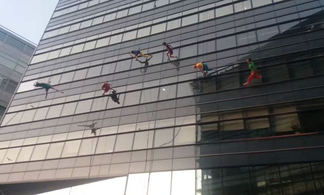 Alpinisták tánca egy függőleges üvegépületen